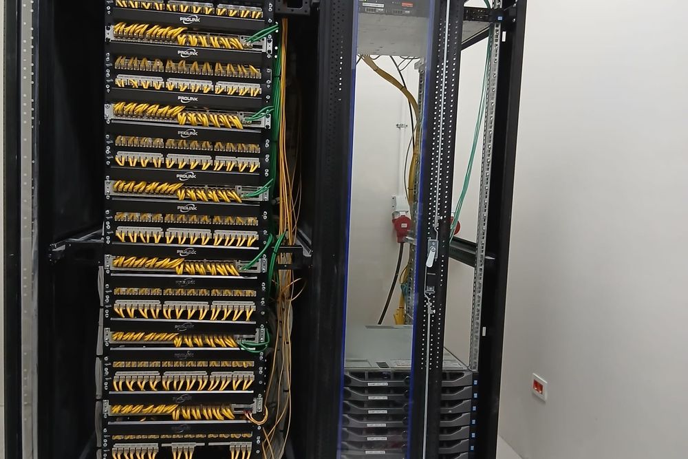 Fibre trunk cabling in a Stark-delivered rack
