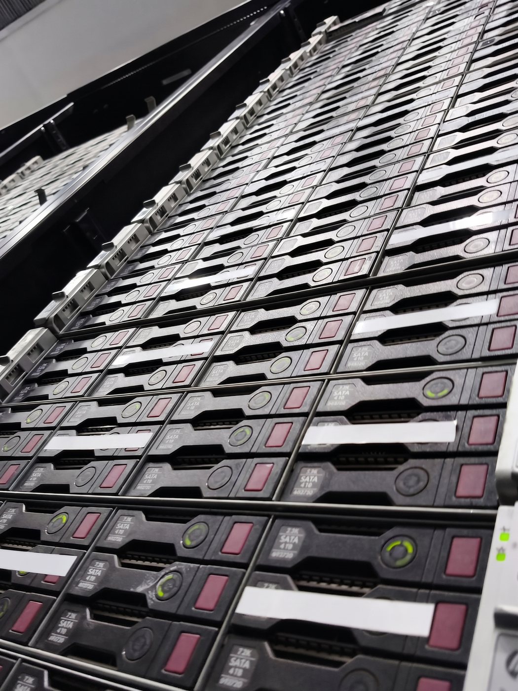 Rows of HPE ProLiant compute nodes in a data centre cluster