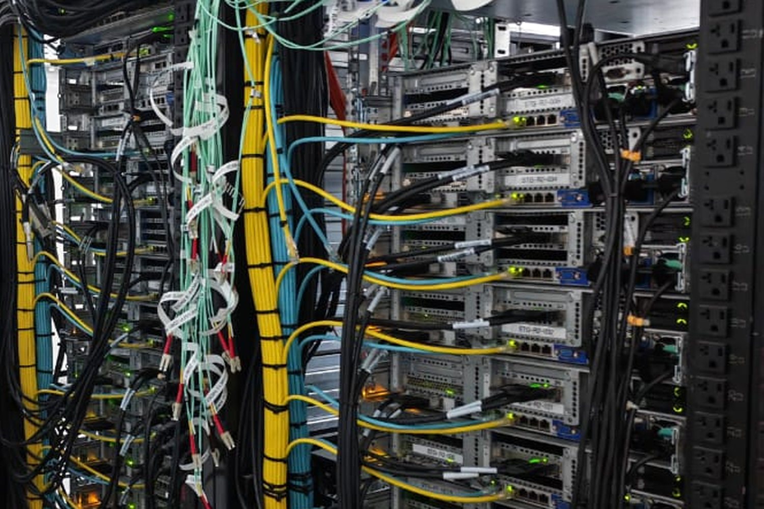 Fibre trunk cabling in a Stark-delivered rack